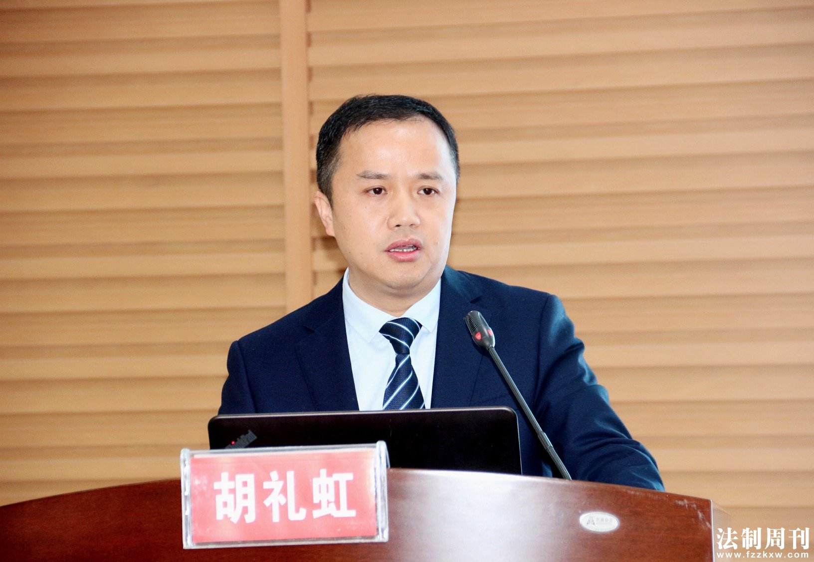 5_ 县人民医院党委书记胡礼虹做工作汇报.jpg