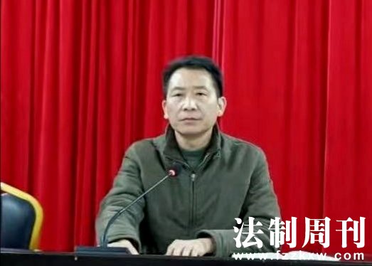 1_卫生院党支部书记何显安主持会议.jpg
