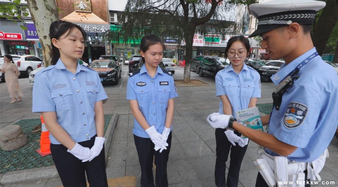 交警介绍警用装备