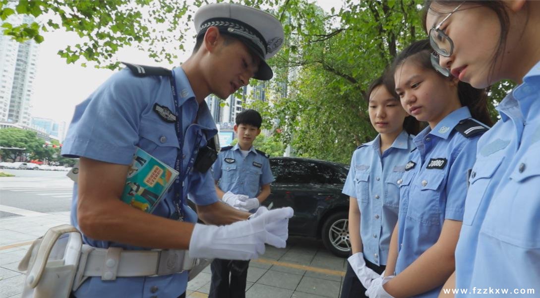 交警介绍警用装备